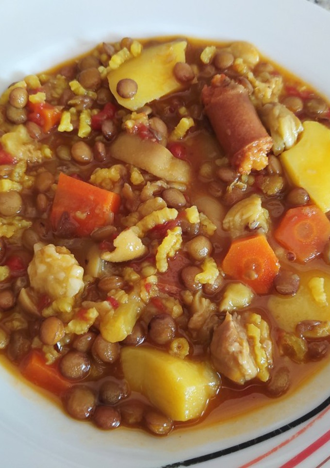 Una foto de Lentejas estofadas con pies de cerdo y chistorra