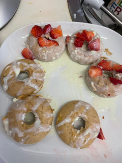 Foto principal de Donuts saludables de choco blanco y fresas