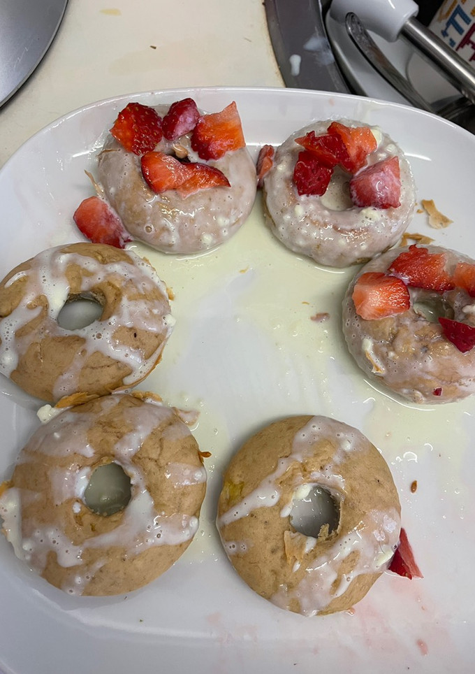 Una foto de Donuts saludables de choco blanco y fresas