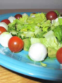 Una foto de Bolas de mozzarella con tomatitos cherry y apio