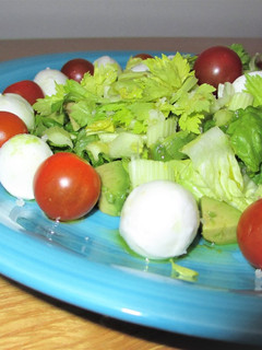Una foto de Bolas de mozzarella con tomatitos cherry y apio