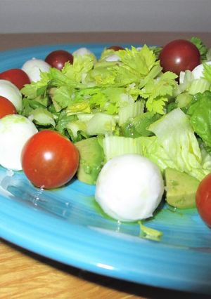 Foto principal de Bolas de mozzarella con tomatitos cherry y apio