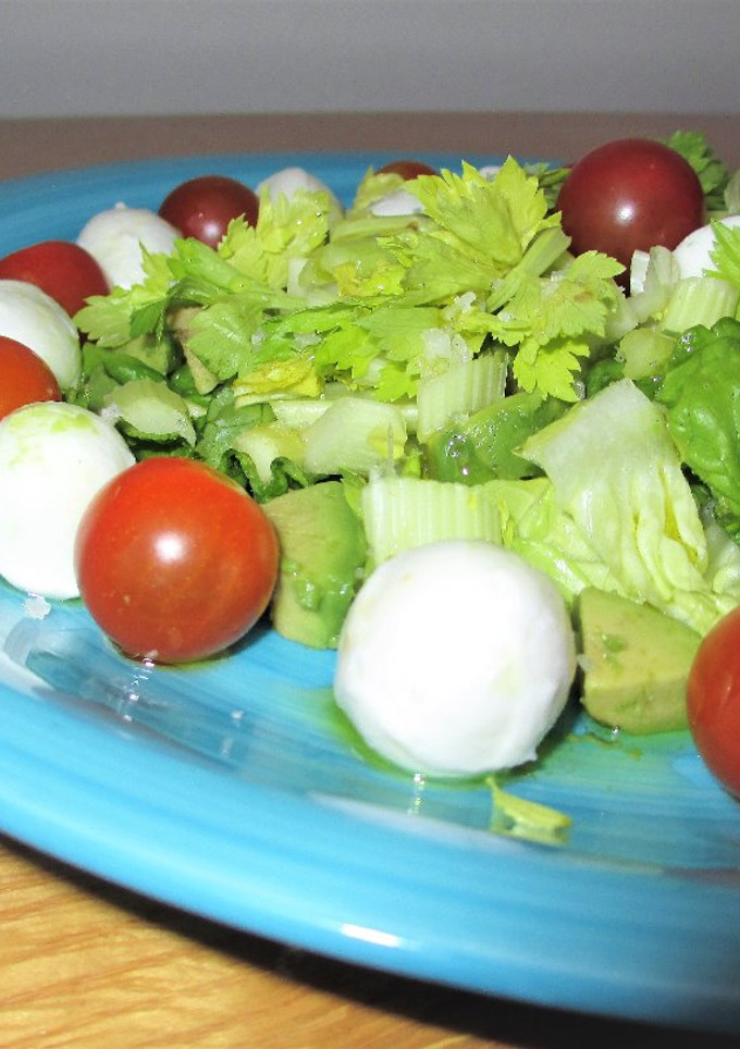 Una foto de Bolas de mozzarella con tomatitos cherry y apio