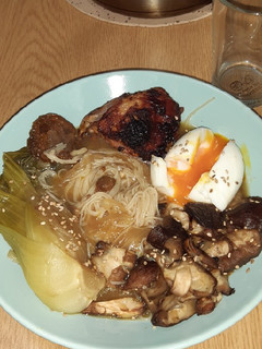 Una foto de Ramen de pollo y shiitake