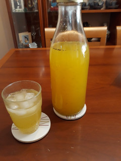 Una foto de Zumo de naranja y limón con jengibre