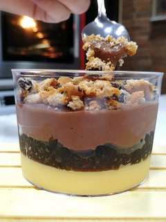 Una foto de Copa de flan y crema de chocolate