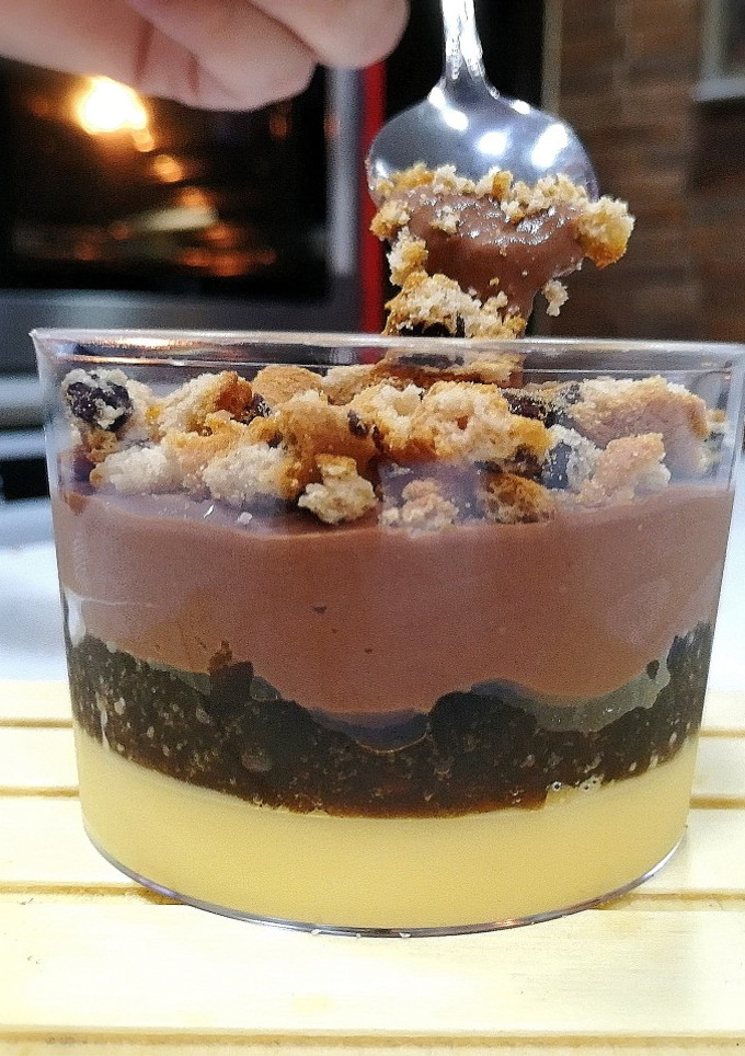 Una foto de Copa de flan y crema de chocolate