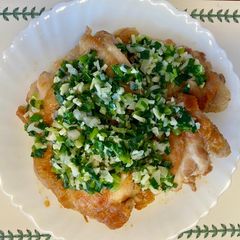 A picture of Fried Chicken with Spring Onion Sauce 蔥油香煎雞扒.