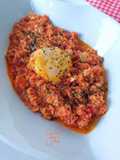 Huevos revueltos con tomate natural y curry rojo panang