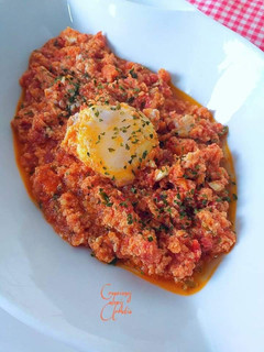 Una foto de Huevos revueltos con tomate natural y curry rojo panang