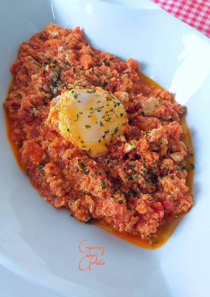 Una foto de Huevos revueltos con tomate natural y curry rojo panang