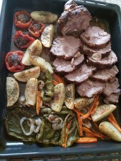 Una foto de Rôti (cabeza de lomo) al horno con verduras
