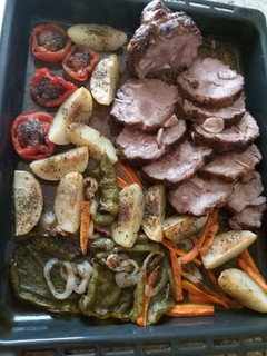 Una foto de Rôti (cabeza de lomo) al horno con verduras