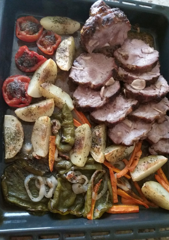 Una foto de Rôti (cabeza de lomo) al horno con verduras
