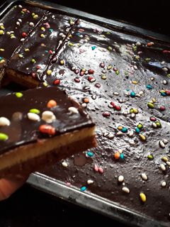 صورة لوصفة كيك الطبقات بلقلاصاج الشوكولاته والفلان 🍫🍫🍰🍰