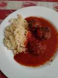 Albóndigas de carne de vacuno en salsa de tomates casera