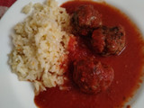Albóndigas de carne de vacuno en salsa de tomates casera