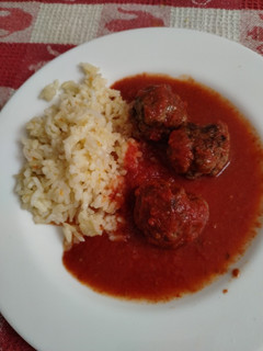 Una foto de Albóndigas de carne de vacuno en salsa de tomates casera