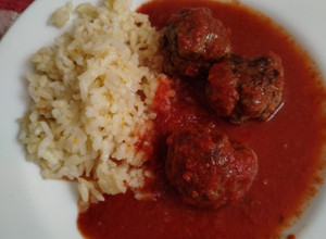 Una foto de Albóndigas de carne de vacuno en salsa de tomates casera
