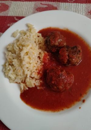 Una foto de Albóndigas de carne de vacuno en salsa de tomates casera