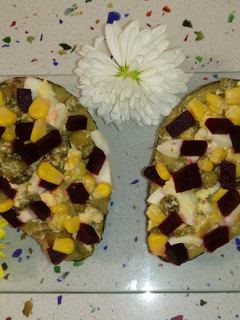 Una foto de Aguacates rellenos de ensalada de remolacha y guacamole