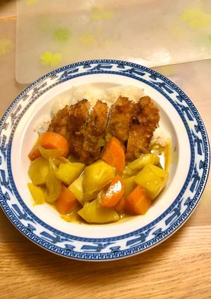 Hình của món Cơm curry và thịt lợn chiên.
