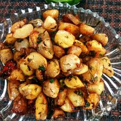 A picture of Fried Water chestnut with green chutney.