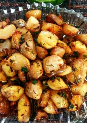 A picture of Fried Water chestnut with green chutney.