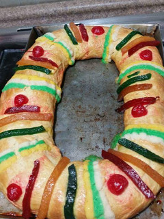 Una foto de Rosca de reyes rellena de queso crema