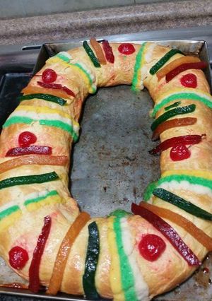 A picture of Rosca de Reyes Filled with Cream Cheese.