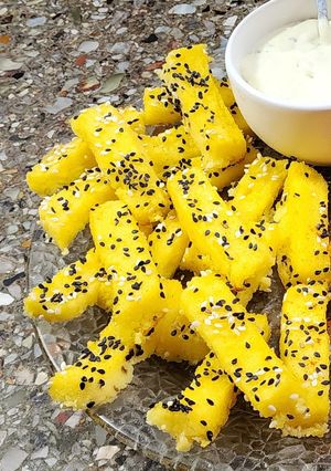 Una foto de Palitos de maíz al horno con sésamo - ideales para dipear