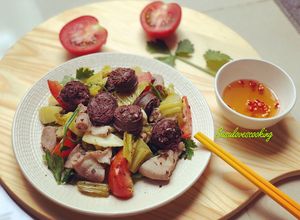 Hình của món Lòng heo xào dưa chua.