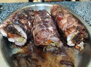 Una foto de lomo de cerdo en salsa de ciruela