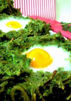 Borsós-spagettis csirkemell tükörtojással recept fotója