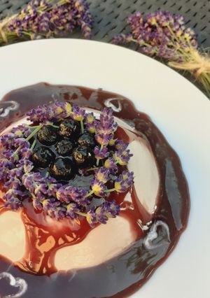 Zdjęcie przepisu Panna cotta lawendowo-aroniowa.