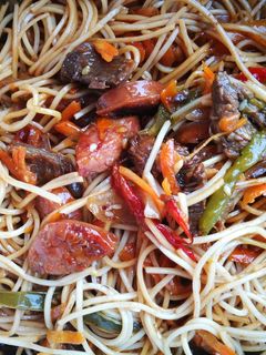 Una foto de Chow Mein mixto (Carne y Chorizo)