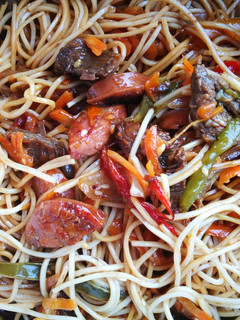 Una foto de Chow Mein mixto (Carne y Chorizo)