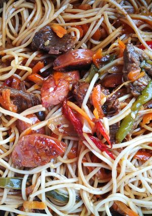 Una foto de Chow Mein mixto (Carne y Chorizo)
