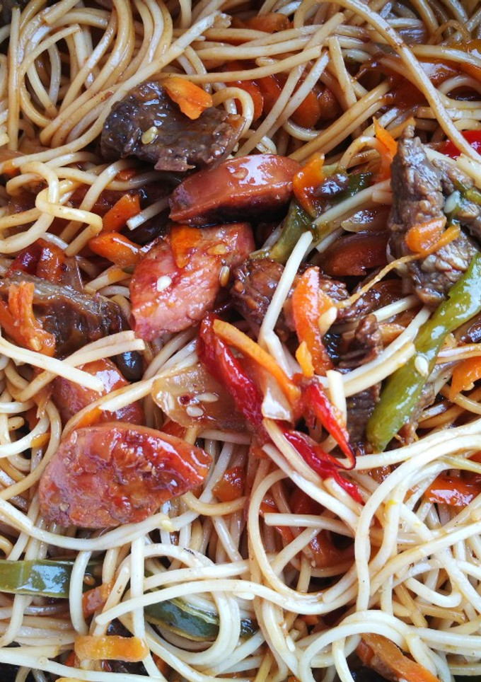 Una foto de Chow Mein mixto (Carne y Chorizo)