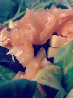Una foto de Ensalada de manzana y salmón con toque de salsa Pedro Ximénez