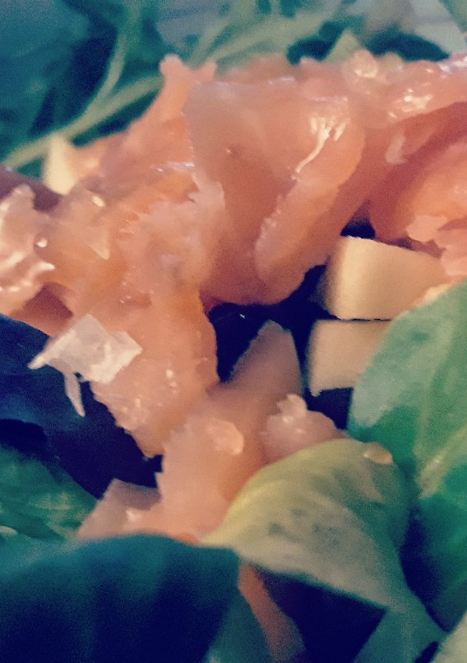 Una foto de Ensalada de manzana y salmón con toque de salsa Pedro Ximénez