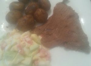 Una foto de Bisteck de solomo con papas y ensalada