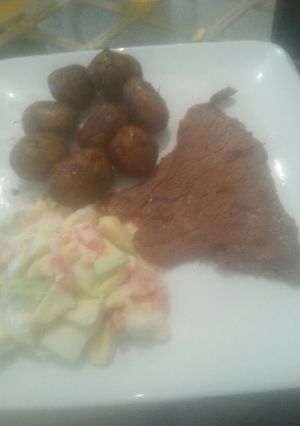 Una foto de Bisteck de solomo con papas y ensalada