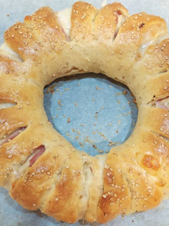 Una foto de Rosca de jamón york y queso