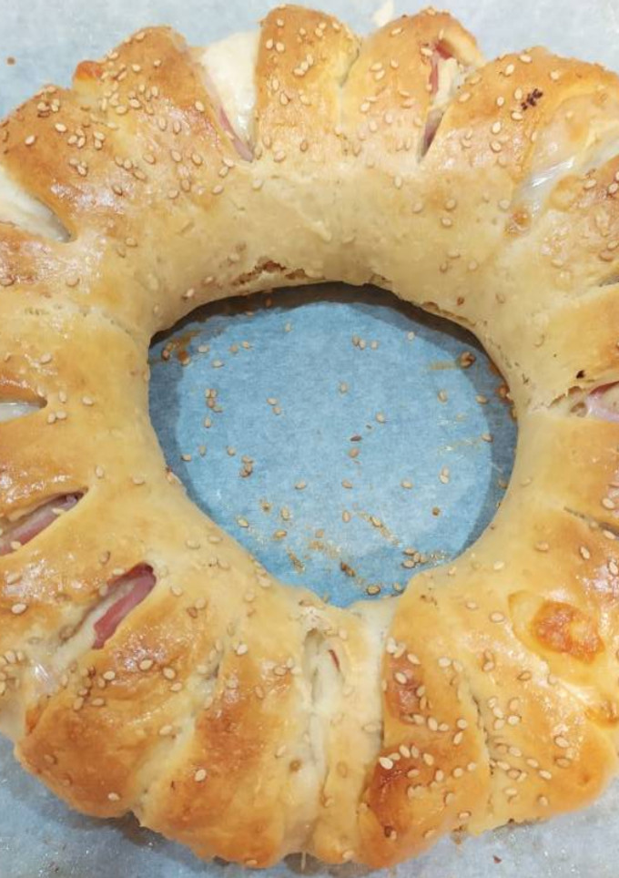 Una foto de Rosca de jamón york y queso