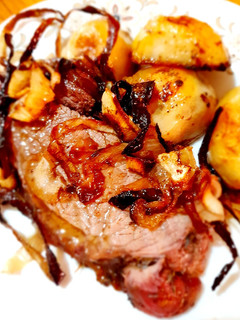 Una foto de Colita de cuadril cebolla y papas