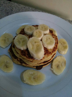 Una foto de Pancakes de harina de coco y guineo maduro 🍌
