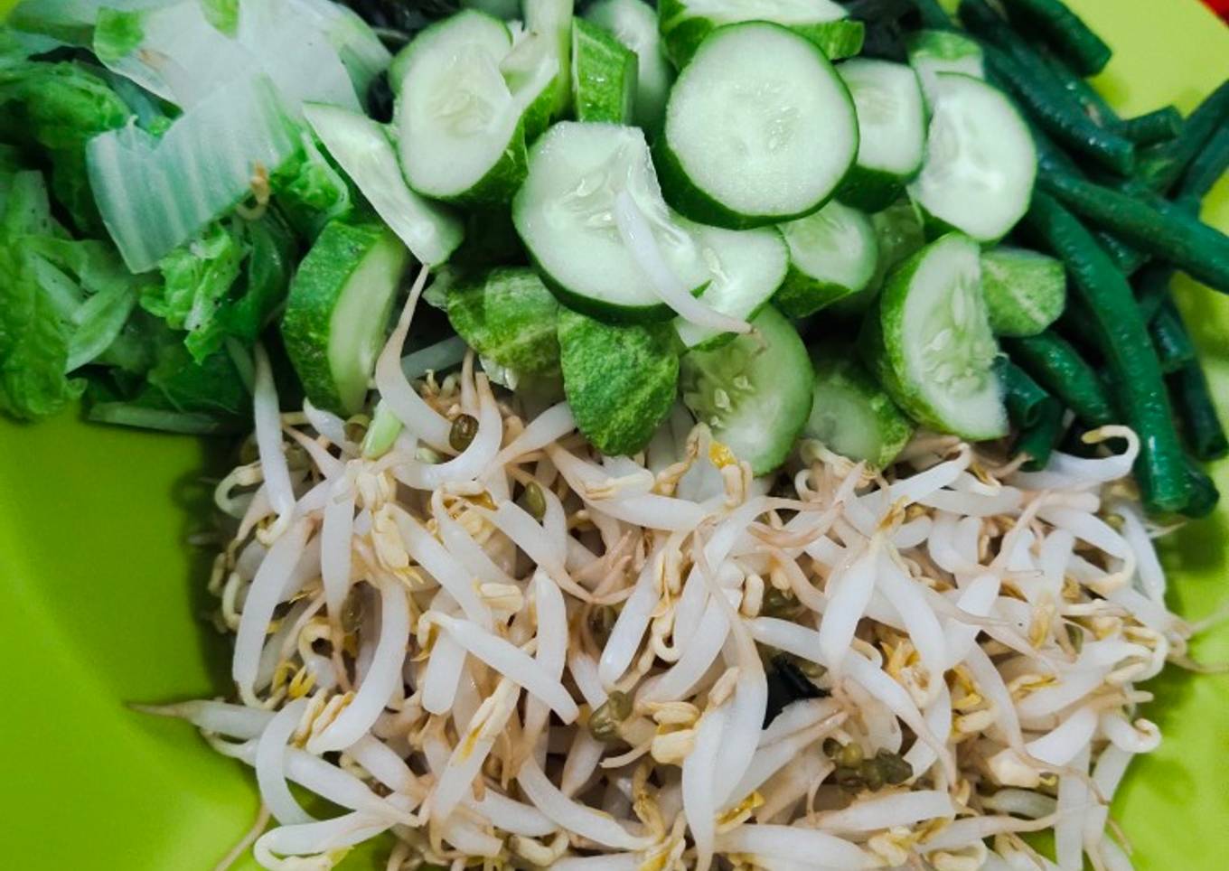 Pecel Aneka Sayur Mentah dengan Bumbu Kacang