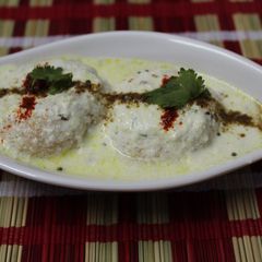 A picture of Dahi Vada/Perugu Garelu/Thayir vada/Curd Vada.