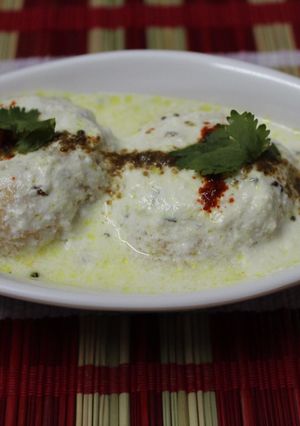 A picture of Dahi Vada/Perugu Garelu/Thayir vada/Curd Vada.